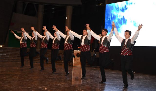 Gençlik ve Cumhuriyet Dansı izleyenleri kendine hayran bıraktı
