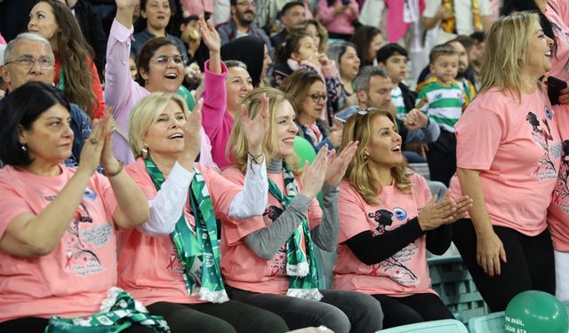 Yeşil beyaz tribünlerde pembe farkındalık