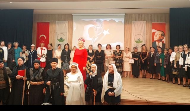 Nilüfer Kadın Korosu'ndan Cumhuriyet defilesi