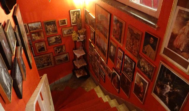 Bursa'da kolilerde bekleyen eşyalarla müze gibi kafe kurdu