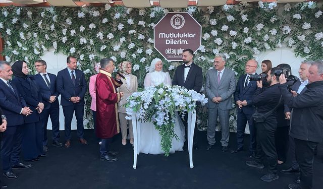Bakan Göktaş, Bursa'da evlilik kredisinden yararlanan çiftin nikah şahidi oldu