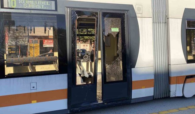 Açık bırakılan servis kapısına tramvay çarptı: 3 yaralı