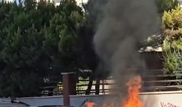 Adana’da park halindeki araç alev alev yandı