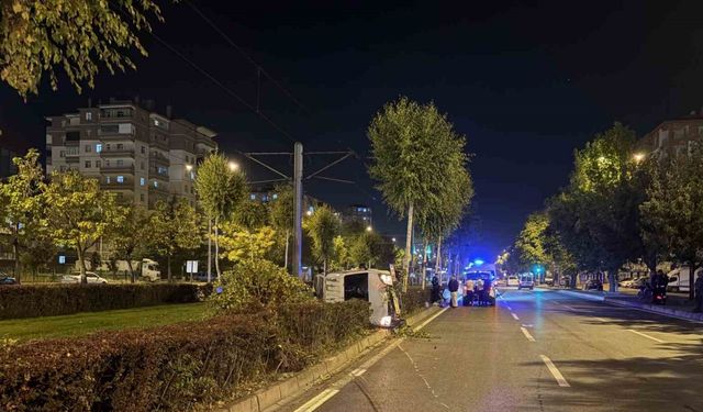 Ağacı devirip, yan yatan araçtan burunları bile kanamadan çıktılar