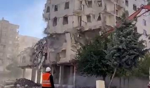 Ağır hasarlı bina tek dokunuşta yerle bir oldu