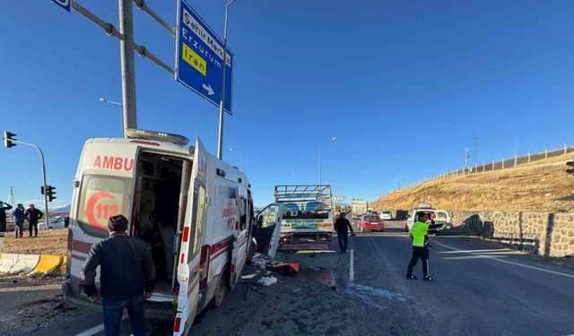 Ağrı’da ambulans kamyonetle çarpıştı: 2’si ağır 7 yaralı