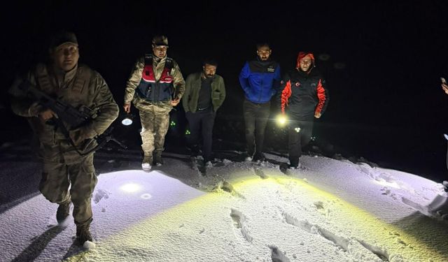 Ağrı’da karda mahsur kalan 2 kişi kurtarıldı