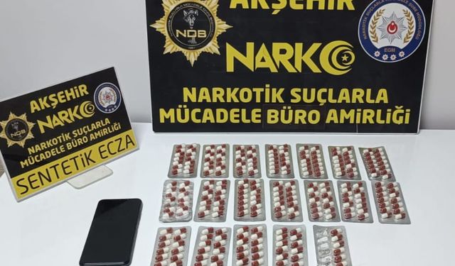 Akşehir’de sahte kimlikle yakalanan şahıstan uyuşturucu hap çıktı