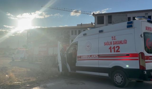 Alacaklarını alamayan işçiler çatıya çıktı