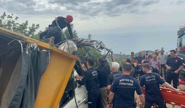 Alanya’da freni boşalan kum yüklü kamyon dehşeti: 1 ölü, 1 yaralı