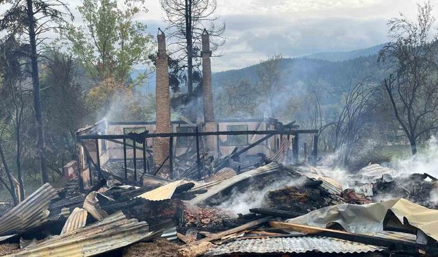 Alevlere teslim olan ahşap ev küle döndü