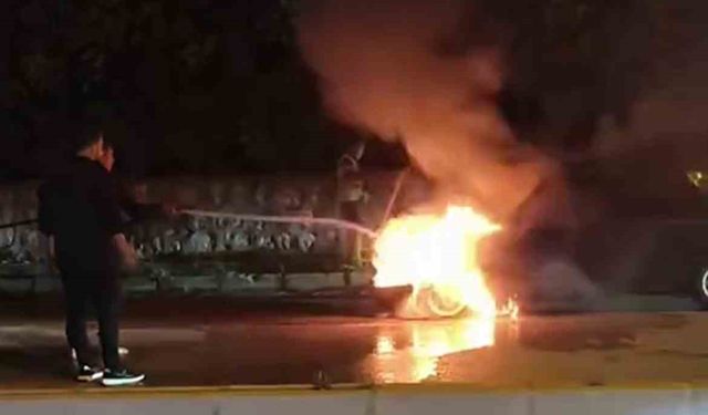 Alevlere teslim olan otomobile mikser sürücüsünden müdahale