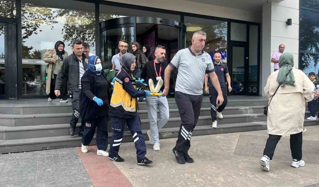 Alışveriş merkezinin merdiveninden düşen yaşlı kadın yaralandı