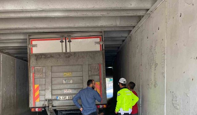 Alt geçitte sıkışan kamyonun yardımına ekipler yetişti