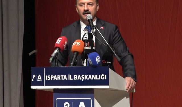 Anahtar Parti Genel Başkanı Ağıralioğlu, kürsüde konuşurken depreme yakalandı