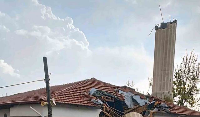 Ankara’da fırtına nedeniyle minare yıkıldı