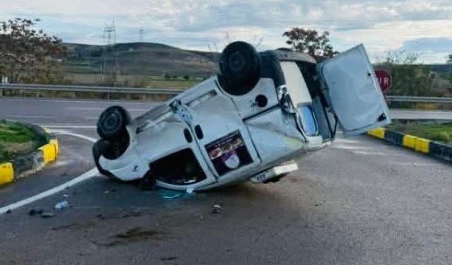 Ankara’da kontrolden çıkan hafif ticari araç takla attı: 1 yaralı