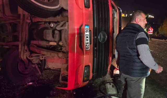 Ankara’da virajı alamayan tır devrildi: 1 yaralı