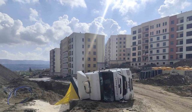 Antakya’da kum yüklü kamyon devrildi