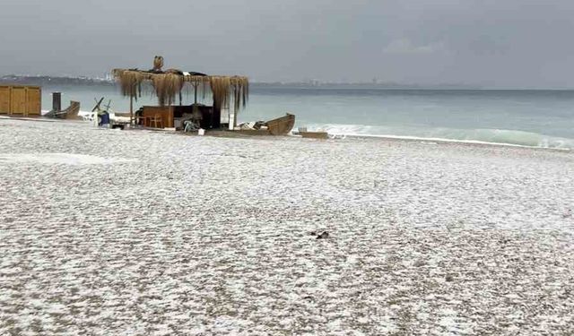 Antalya 15 dakikada kışı yaşadı, Konyaaltı Sahili beyaza büründü