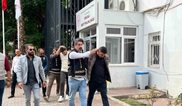 Antalya’da 2 kişinin ölümüyle sonuçlanan silahlı kavga şüphelileri adliyeye sevk edildi