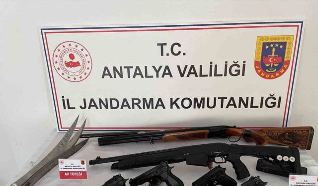Antalya’da düzenlenen operasyonda çok sayıda ruhsatsız silah ele geçirildi