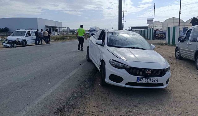 Antalya’da ’U’ dönüşü yapan hafif ticari araçla otomobil çarpıştı: 1 yaralı