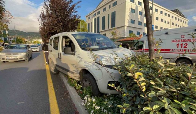 Araç refüje çıktı: 1 yaralı