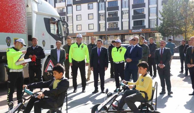 Ardahan’da Mobil Eğitim TIR’ında ilkokul öğrencilerine eğitim