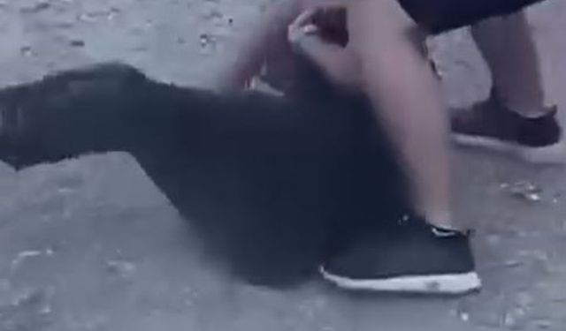 Gençlerin acımasızca kavgası kamerada