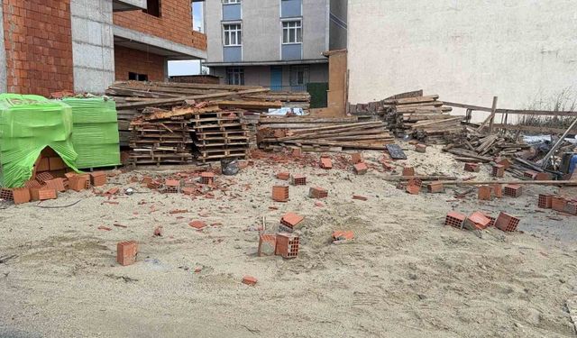 Arnavutköy’de şiddetli rüzgar inşaat halindeki binanın çatısını uçurdu