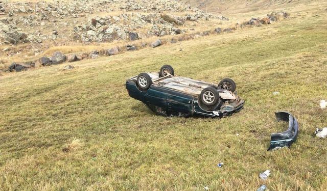 Arpaçay’da yoldan çıkan otomobil takla attı