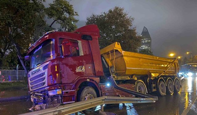 Ataşehir’de kayganlaşan yolda kontrolden çıkan hafriyat kamyonu bariyerlere çarptı