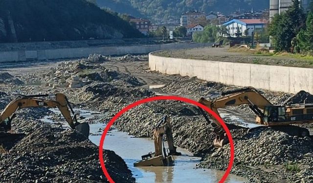 Ayancık Çayı’nda iş makinesi suya gömüldü