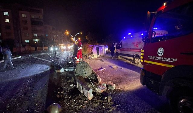 Aydınlatma direğine çarpan otomobilin takla attığı anlar kameraya yansıdı