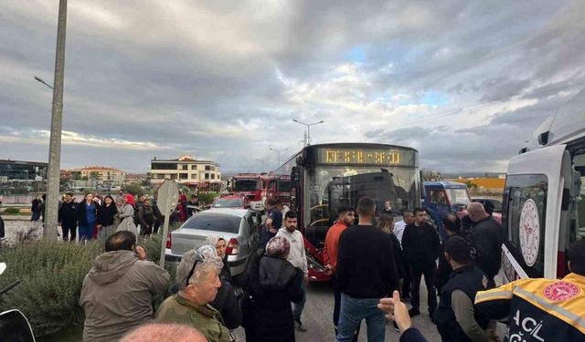 Ayvalık’ta belediye otobüsü ile otomobil çarpıştı: 2 yaralı