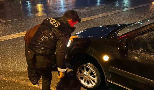 Bafra’da lastiği patlayan sürücüye polis ekiplerinden yardım