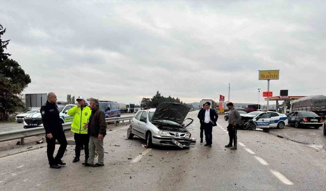 Balıkesir’de polis aracı otomobille çarpıştı: 3 yaralı