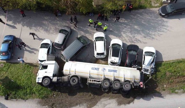 Balıkesir’de yağ tankeri devrildi, 7 araç hasar gördü