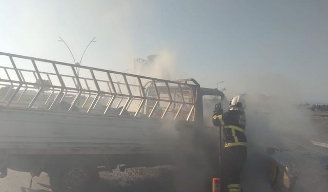 Bariyerlere çarpan pikap alev alev yandı