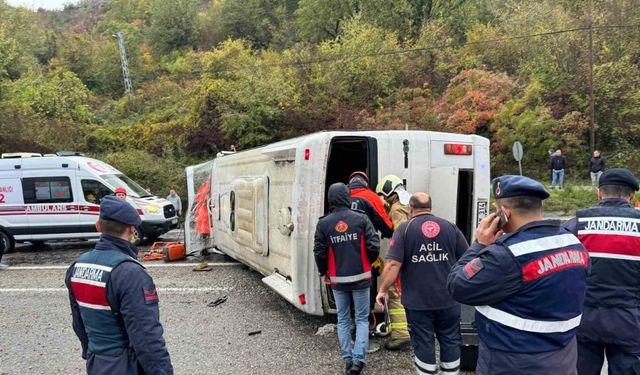 Bartın’da işçi servisi devrildi: 1 ölü, 19 yaralı