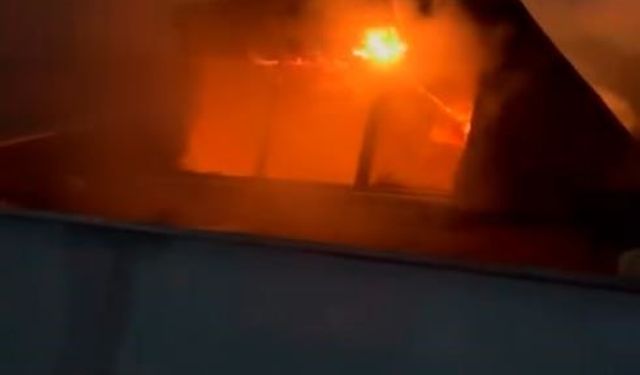 Başakşehir’de 4 katlı binanın çatı katında yangın paniği