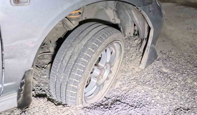 Belediye ve MEDAŞ’ın kazdığı çukurlar kapatılmayınca araçlar mahsur kaldı