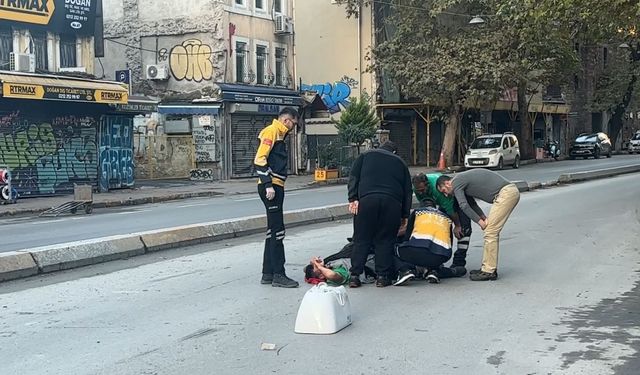 Beyoğlu’nda çöp kamyonu İSKİ’nin çalışması sonrası tam kapatılmayan çukura girdi, işçinin bacağı kırıldı