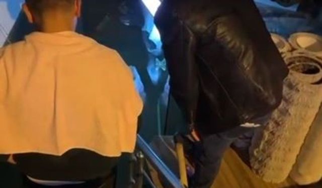 Beyoğlu’nda sağanak sonrası halı dükkanını su bastı