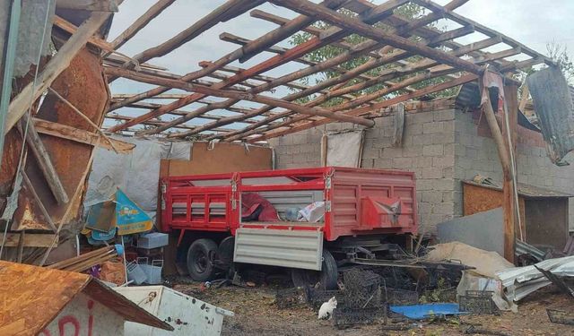 Beypazarı’nda fırtına çatıları uçurdu