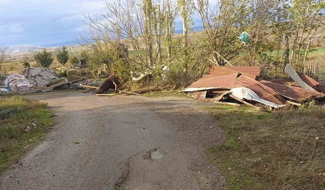 Beypazarı’nda fırtına nedeniyle ahırların çatıları uçtu