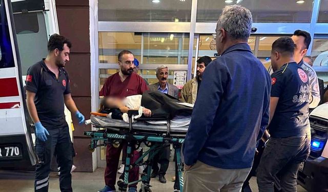 Bıçağı karnına saplayarak ağır yaralandı