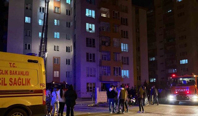 Binanın koridorunda yangın çıktı: Apartman sakinleri sokağa döküldü