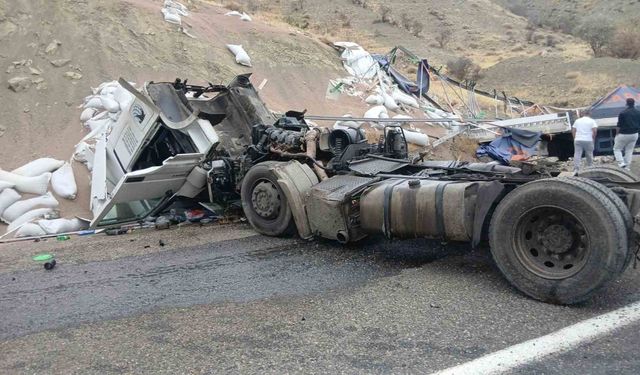 Bingöl’de tır devrildi: 1 yaralı